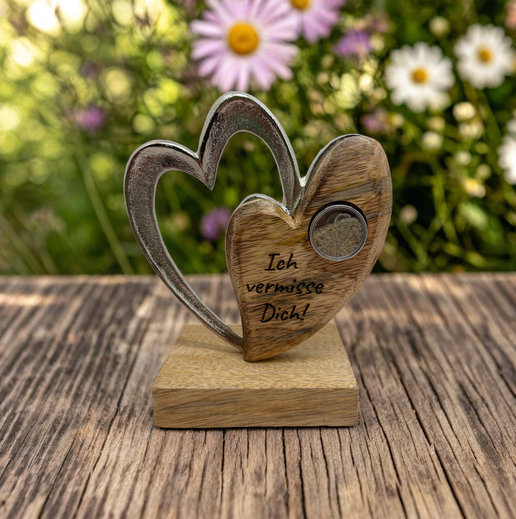 Erinnerungs-Doppelherz voller Erinnerungen in einem Medaillon