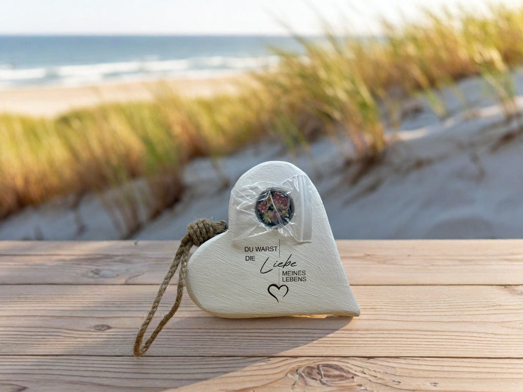 Holzherz weiß gekalkt voller Erinnerungen